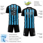Camiseta de fútbol personalizada con sublimación de líneas azul cielo y blanco, negra Camiseta de fútbol personalizada con sublimación de líneas azul cielo y blanco, negra