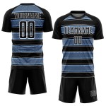 Camiseta de fútbol personalizada con sublimación de líneas y formas geométricas, color negro, azul claro y blanco Camiseta de fútbol personalizada con sublimación de líneas y formas geométricas, color negro, azul claro y blanco