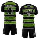 Camiseta de fútbol personalizada con sublimación de líneas y formas geométricas, color verde neón y blanco, en negro Camiseta de fútbol personalizada con sublimación de líneas y formas geométricas, color verde neón y blanco, en negro