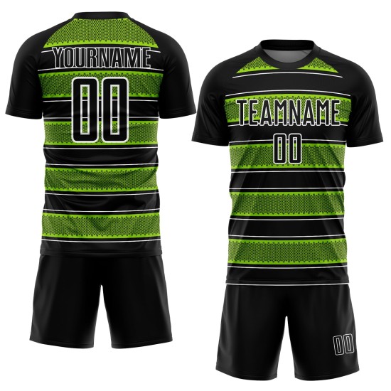 Camiseta de fútbol personalizada con sublimación de líneas y formas geométricas, color verde neón y blanco, en negro Camiseta de fútbol personalizada con sublimación de líneas y formas geométricas, color verde neón y blanco, en negro