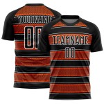 Camiseta de fútbol personalizada con sublimación de líneas y formas geométricas en negro, naranja y blanco Camiseta de fútbol personalizada con sublimación de líneas y formas geométricas en negro, naranja y blanco
