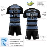 Camiseta de fútbol personalizada con sublimación de líneas y formas geométricas, color negro, azul claro y blanco Camiseta de fútbol personalizada con sublimación de líneas y formas geométricas, color negro, azul claro y blanco