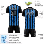 Camiseta de fútbol personalizada con sublimación de líneas azul y blanco en polvo negro
