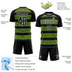 Camiseta de fútbol personalizada con sublimación de líneas y formas geométricas, color verde neón y blanco, en negro Camiseta de fútbol personalizada con sublimación de líneas y formas geométricas, color verde neón y blanco, en negro