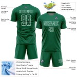 Camiseta de fútbol personalizada con sublimación de formas geométricas en verde Kelly y blanco Camiseta de fútbol personalizada con sublimación de formas geométricas en verde Kelly y blanco