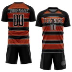 Camiseta de fútbol personalizada con sublimación de líneas y formas geométricas en negro, naranja y blanco Camiseta de fútbol personalizada con sublimación de líneas y formas geométricas en negro, naranja y blanco