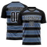 Camiseta de fútbol personalizada con sublimación de líneas y formas geométricas, color negro, azul claro y blanco Camiseta de fútbol personalizada con sublimación de líneas y formas geométricas, color negro, azul claro y blanco