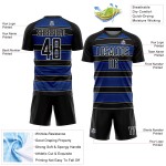 Camiseta de fútbol personalizada con sublimación de líneas y formas geométricas en azul trueno negro y blanco Camiseta de fútbol personalizada con sublimación de líneas y formas geométricas en azul trueno negro y blanco